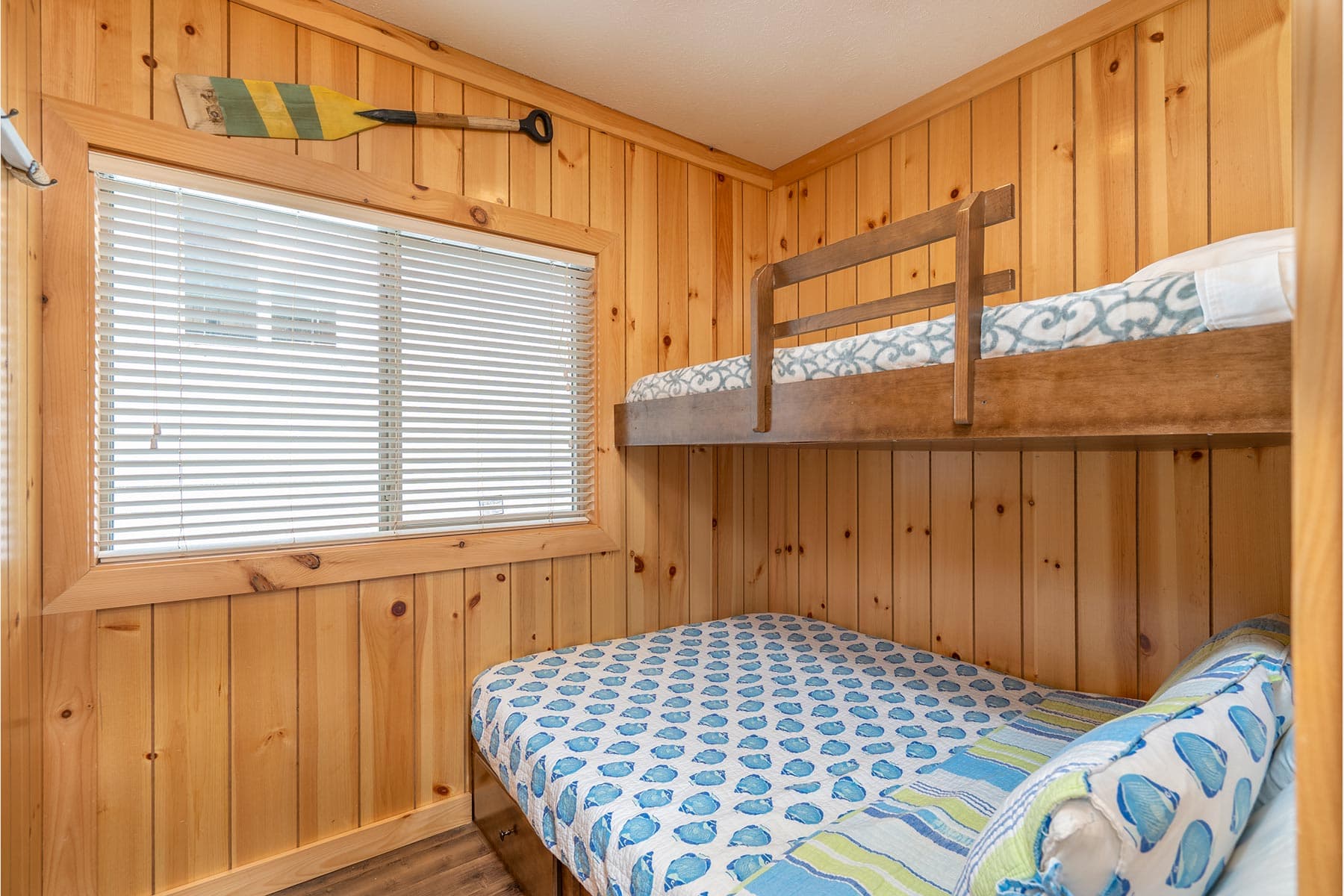 Shore park 4110b bedroom home features