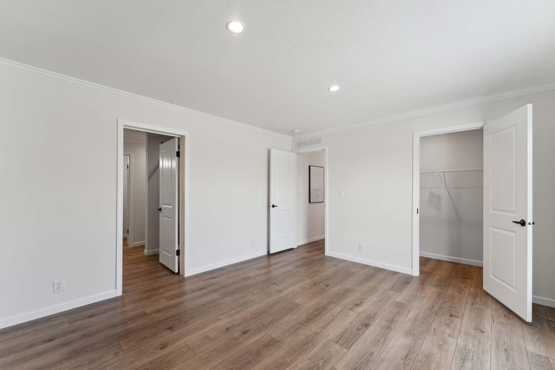 Sunlight 1493 bedroom home features