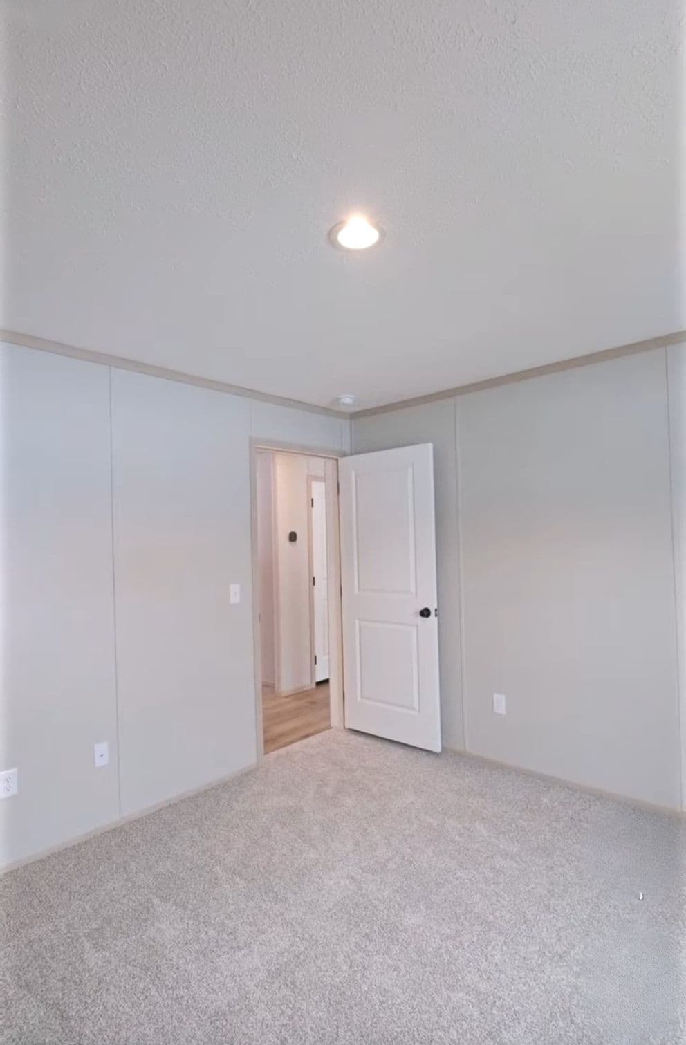Turqouise bedroom home features
