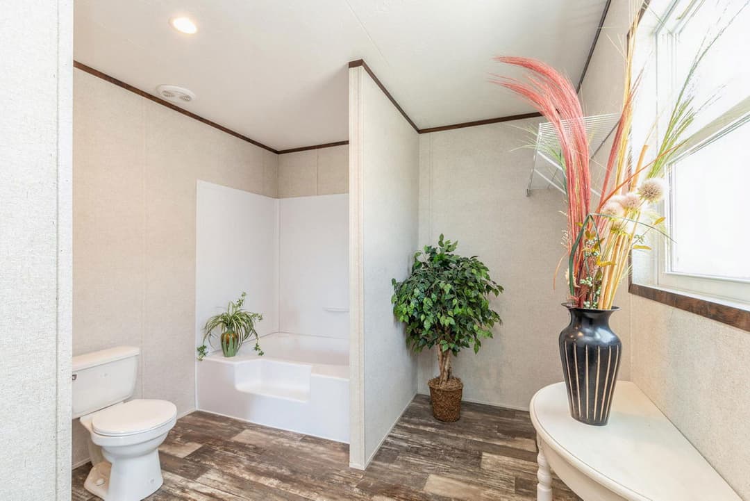 Grand 3902 bathroom home features