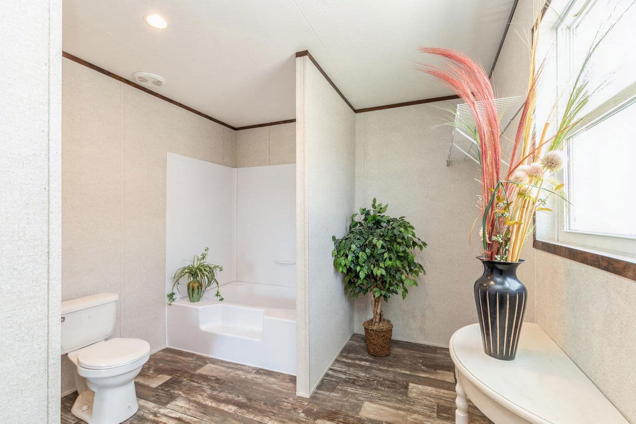 Grand 3902 bathroom home features