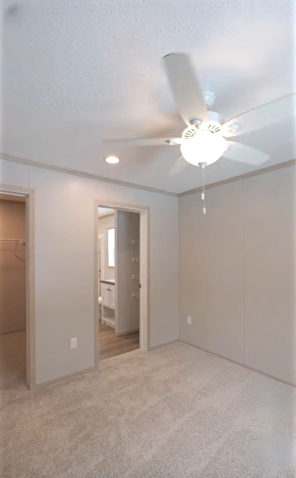 Turqouise bedroom home features