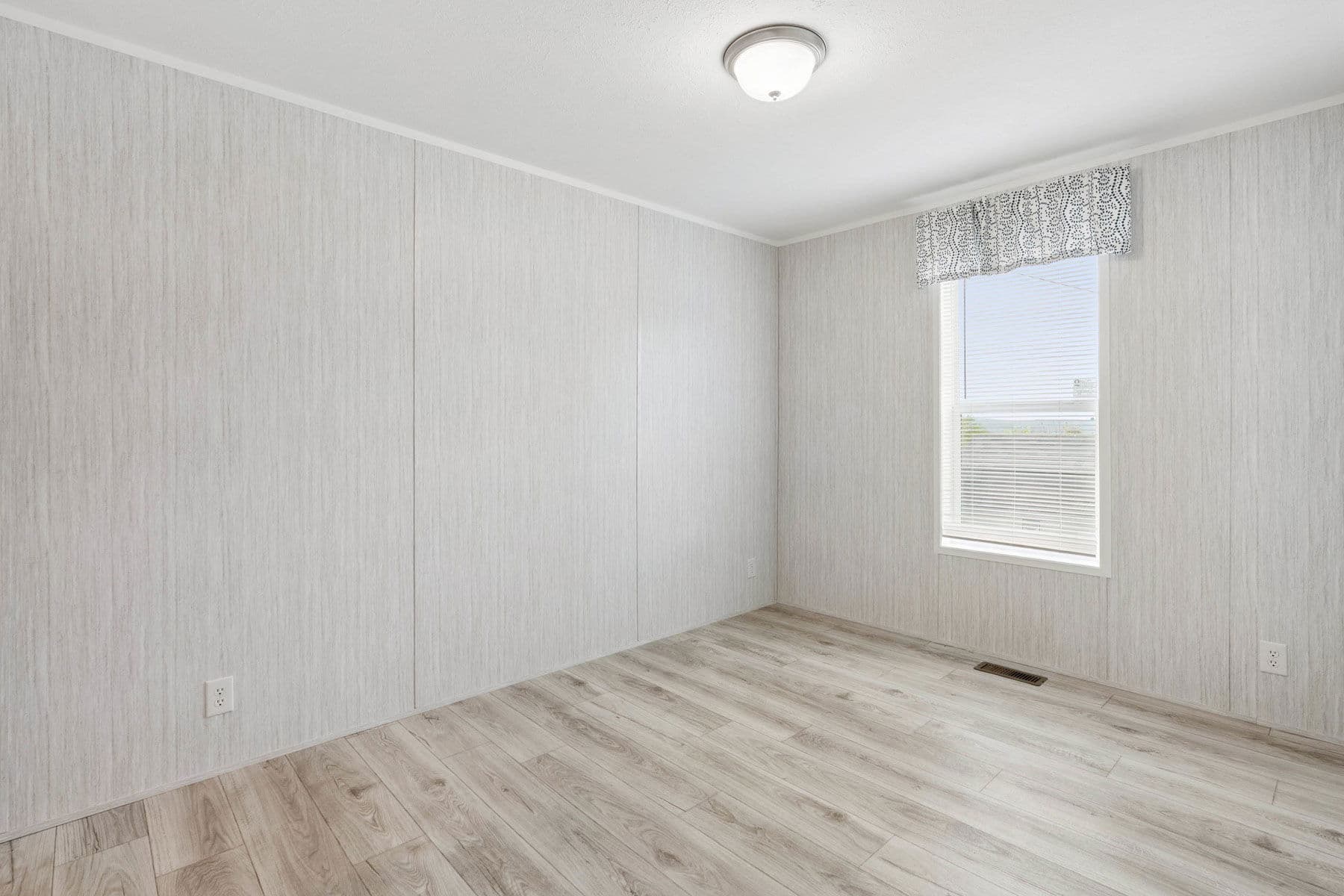 Superior 3905 bedroom home features