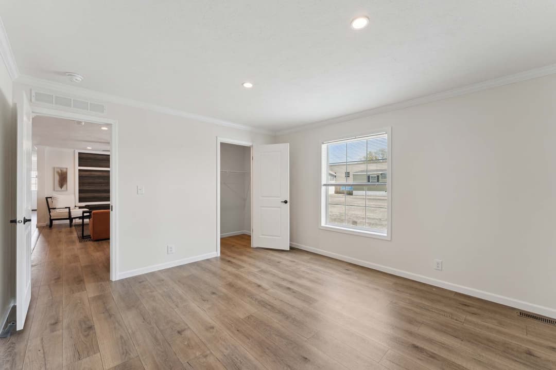 Sunlight 1493 bedroom home features